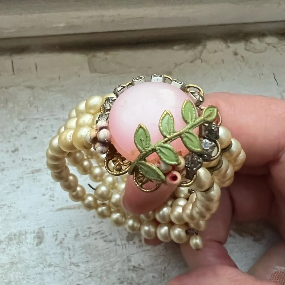 *Rare Find* 1940’s Vintage Flower clip-on earrings and matching cuff - Picture 8 of 13